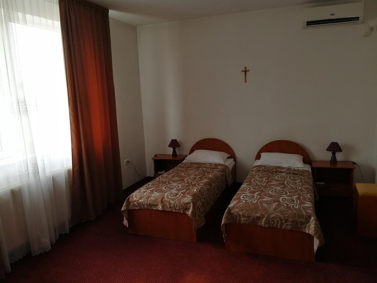Hotel Lotus アラド エクステリア 写真