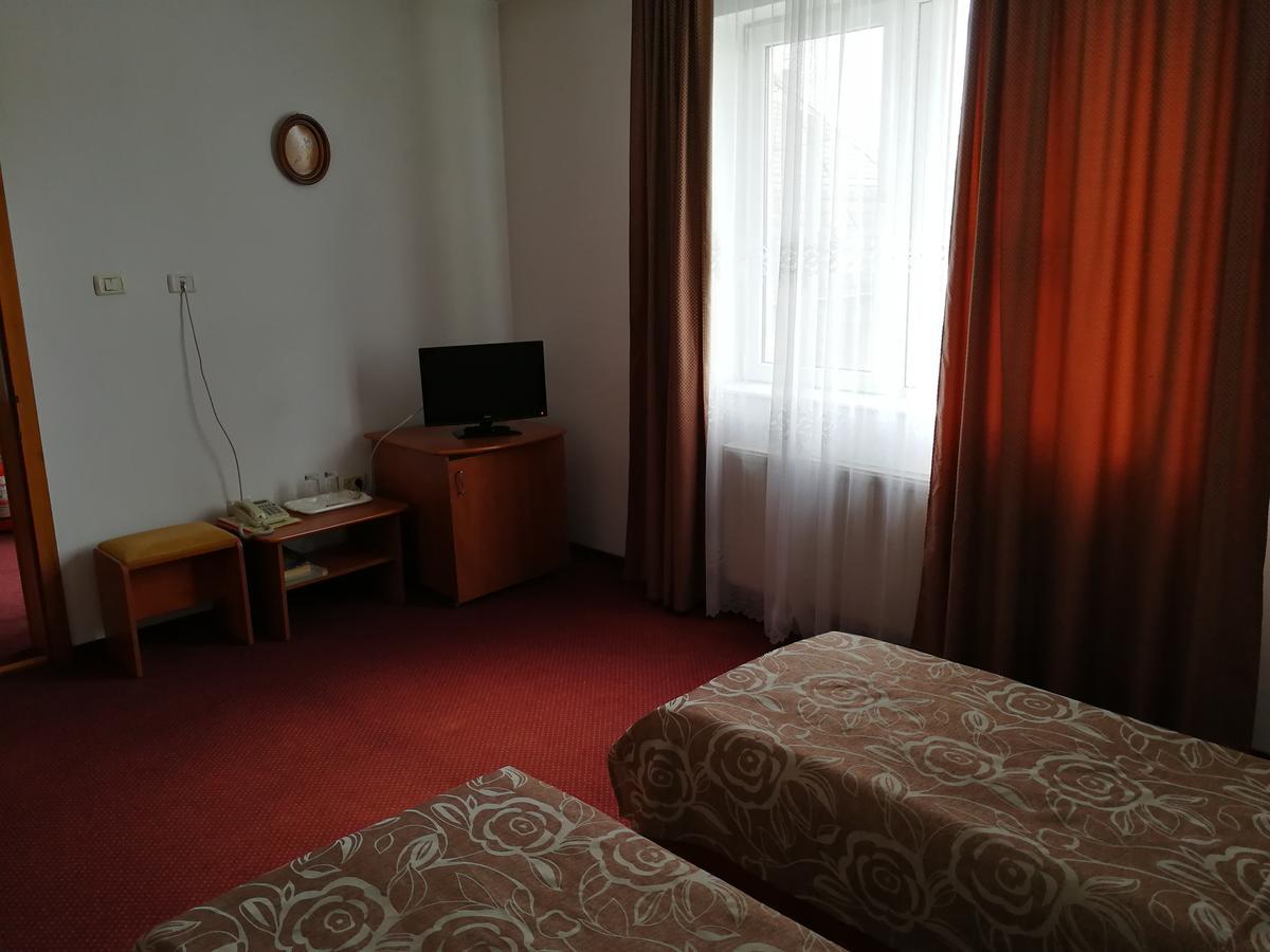 Hotel Lotus アラド エクステリア 写真
